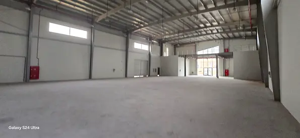 فرصة ذهبية! مستودع كبير بمساحة 12500 قدم مربع للإيجار في منطقة أم القيوين الصناعية الحديثة بالإمارات