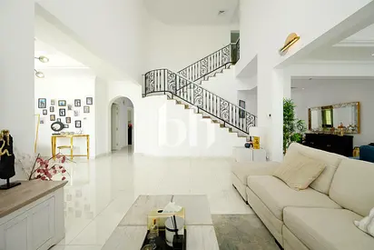 Upgraded Entertainment Foyer | Lake Views | Mid April