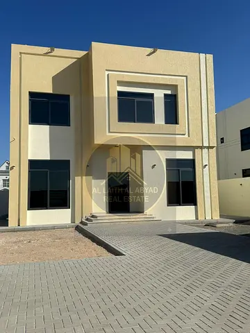 فيلا جديدة بتصميم عصري وتشطيب راقٍ، في موقع هادئ ومميز  📍 الشارقة – الطي شرق
