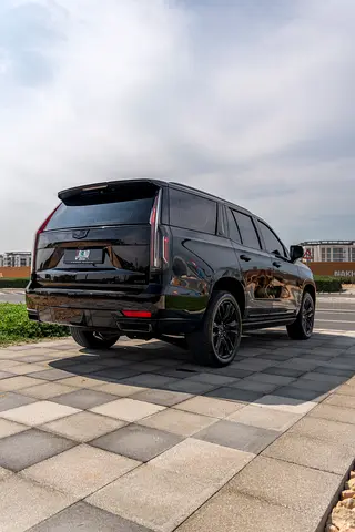 Cadillac Escalade Sport Platinum / GCC/ warranty and service pack / rear screens / captain seats