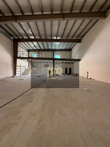 مستودع للإيجار السنوي في أم القيوين بمساحة 10,200 قدم وكهرباء 135 كيلوواط، مناسب للتصنيع والأنشطة الغذائية، الاستلام خلال شهر.