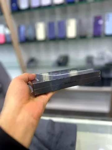 Samsung Galaxy Z Flip 7 256 GB box Packed New Fresh