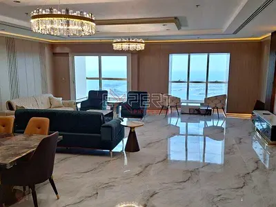 منزل مفروش بإطلالة على النخلة والمارينا | 4 غرف نوم فاخرة بخدمة غرفة الخادمة