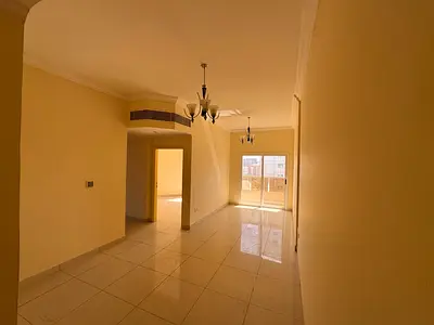 شقة فاخرة للإيجار في النعيمية 1 – عجمان، مناسبة للعائلات الباحثة عن سكن مريح ومساحات واسعة. تتألف الشقة من غرفتين وصالة كبيرة، وحمامين منفصلين، مع بلك