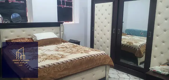 غرفة وصالة مع بلكونة