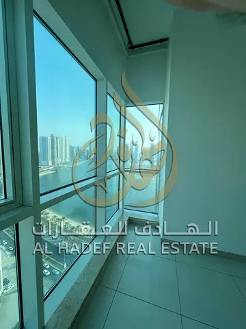 للإيجار السنوي في إمارة الشارقة بمنطقة الخان شقة راقية مكونة من غرفتين وصالة بتصميم أنيق وتشطيب حديث، تقع في برج متميز يوفر جميع الخدمات ووسائل الراحة