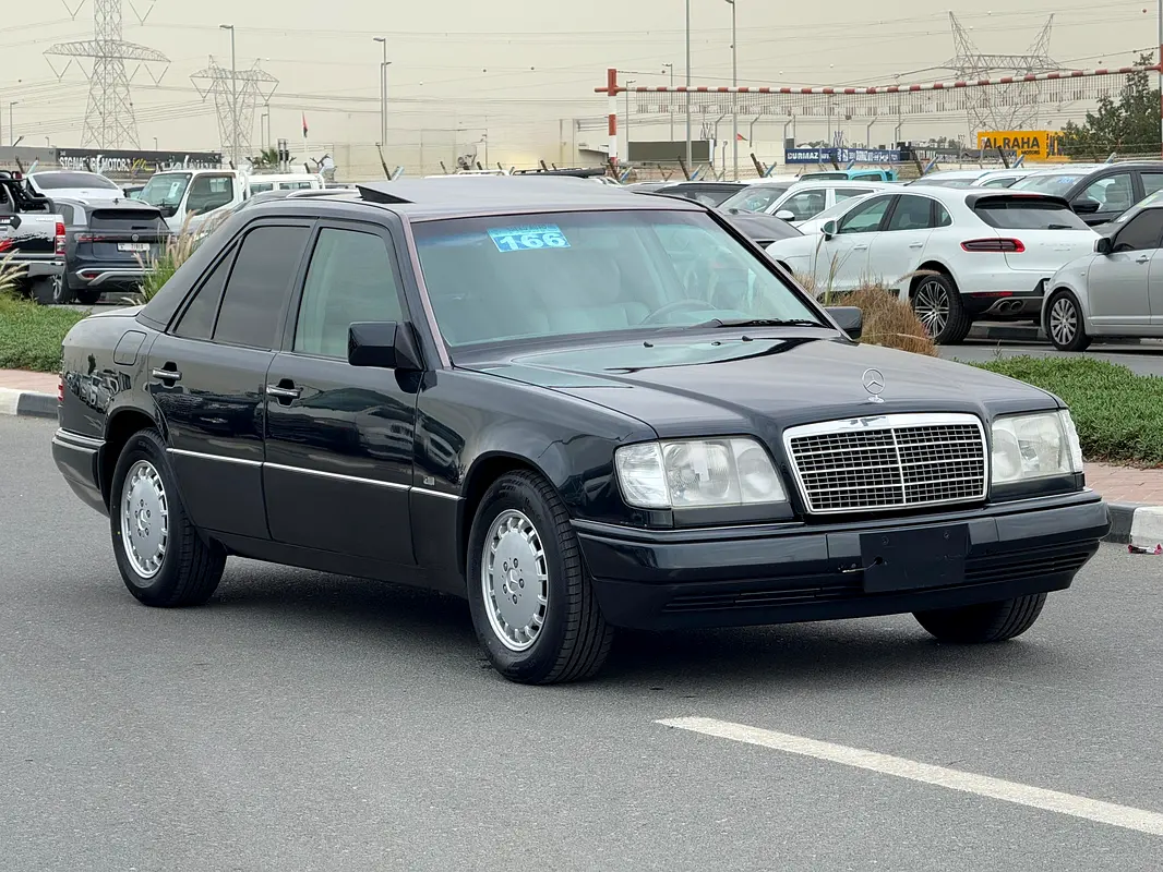 Mercedes-Benz E-Class 1995 — photo 1 of 17