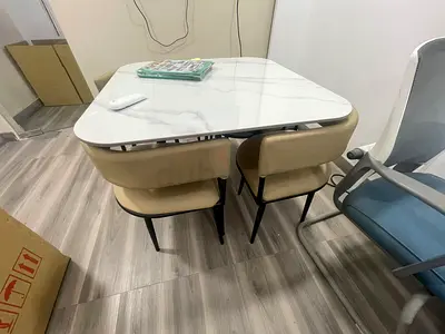 4 مكاتب مكتبية + طاولة اجتماعات للبيع بحالة ممتازة الوصف متوفر للبيع أثاث مكتبي بحالة ممتازة