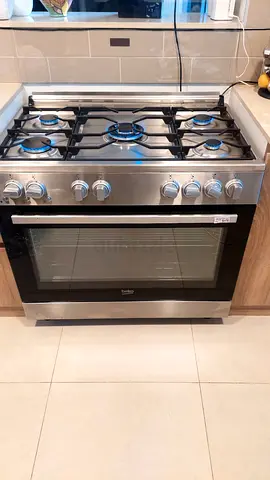 New model Burnd Name Beko five Burner Gas Fully Gas Neat and clean 90 by 60 c.m