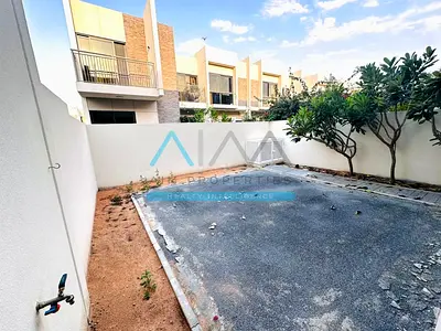 فيلا من 3 غرف نوم | جانوسيا داماك هيلز 2 | فناء وشرفة