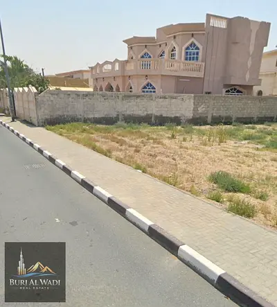 قطعة ارض للبيع في العزرة الشارقة سكنية /تجارية تصلح للاستثمار في منطقة مميزة تطل على شارعين رئسيين