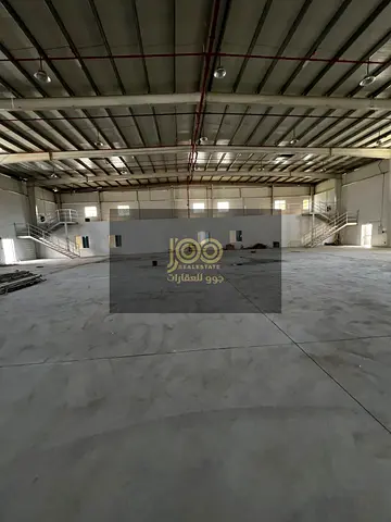 للايجار السنوي مستودع في ام القيوين بمنطقة ام الثعوب يتميز بموقعه الحيوي وسهولة الوصول إليه من مختلف الطرق مناسبًا لمختلف الأنشطة التجارية