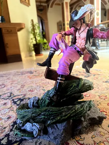 Mihawk one peice figure