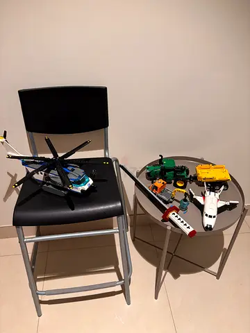 Stylish Black Chair in Excellent Condition side table