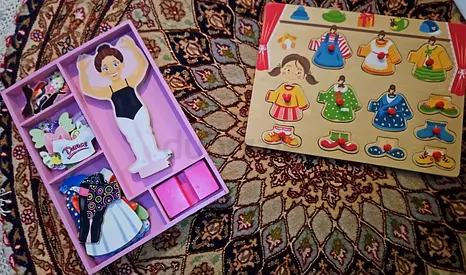 Mellisa  doug wooden dress up +other toy (in VGC)