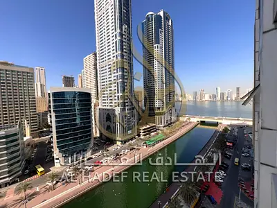 فرصة استثمارية وسكنية لا تعوض في قلب الوجهة السياحية الأولى بالشارقة! مواصفات الشقة: عدد الغرف: 3 غرف نوم وصالة عائلية واسعة. الموقف: سعر البيع يشمل م