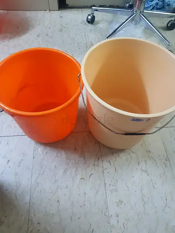 Plastic bucket
