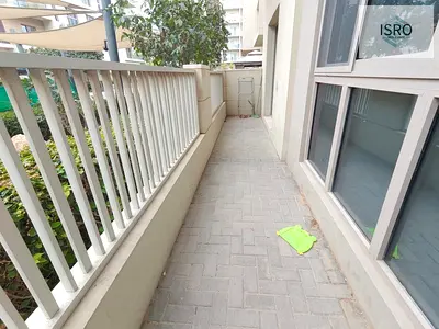 Ready to move-studio- huge garden-poll and parking