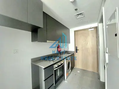 استوديو واسع || جاهز للسكن || إطلالة على المسبح || طرز || الجادة