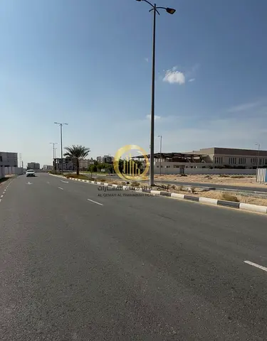 للبيع ثلاث ارض سكنية في مدينة تلال تملك حر لجميع الجنسيات موقع مميز بالقرب من مدرسة فيكتوريا والحديقة