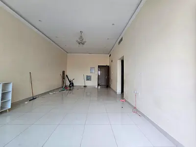 شقة غرفة وصالة للإيجار في الروضة عجمان قريب من شارع الشيخ عمار مع غرفة ماستر و2 حمام وشباك بانوراما بإطلالة مفتوحة وتكييف مركزي وصيانة على المالك