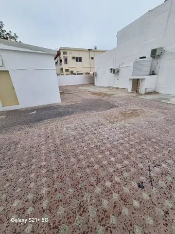 لإيجار في الشارقة – منطقة الجزات فيلا جميلة جداً مناسبة لصالون نسائي وجاهزة للعمل فوراً، في موقع مميز وقريب من جميع الخدمات. 🏡 تفاصيل الفيلا: فيلا كا
