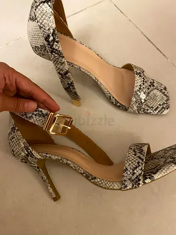 Stylish White Snake Print Heels with Gold Embellishments - size 39