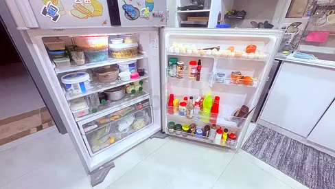 Hitachi big size refrigerator in throw away price