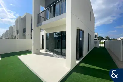 Single row | Landscaped | Large plot