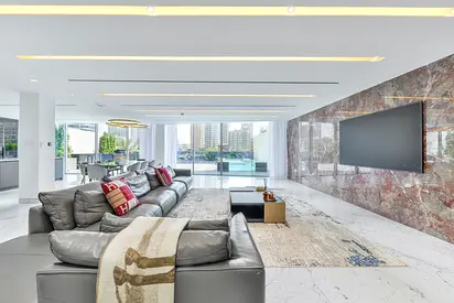 Designer Dubai Marina Getaway: 4BR Villa with Pool