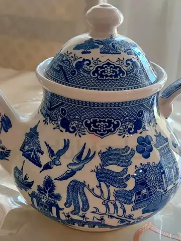 White Tea Churchill Blue Willow Teapot 40ounce price is negociable