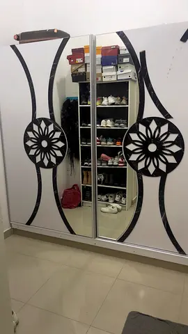 Stylish Wardrobe with Elegant Mirror Design
