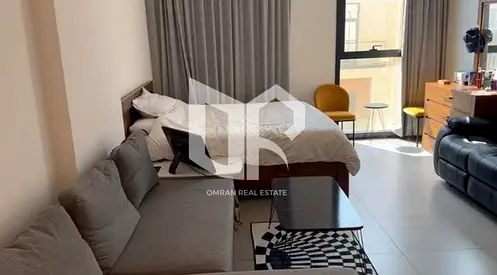 ✨ فرصة استثمارية مميزة | استوديو مفروش بالكامل للبيع في الممشى بإطلالة على المسبح ✨