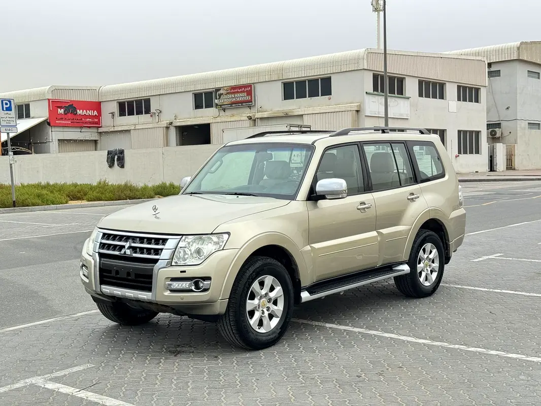 Mitsubishi Pajero 2015 — photo 1 of 13
