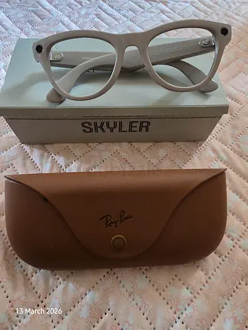 Meta AI Ray-Ban day night Sunglasse and Stylish Eyewear Case