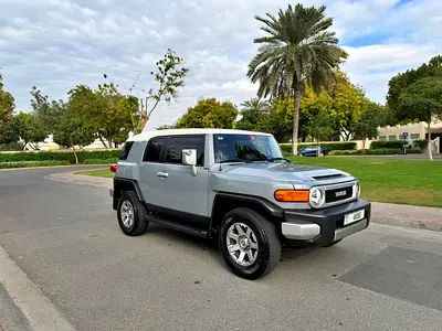 GCC TOYOTA FJ CRUISER GXR / UNDER WARRANTY AND SERVICE CONT