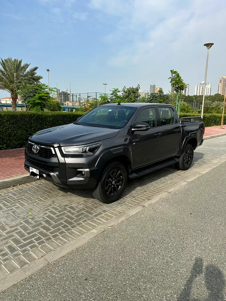 Toyota Hilux 2023 — photo 1 of 9