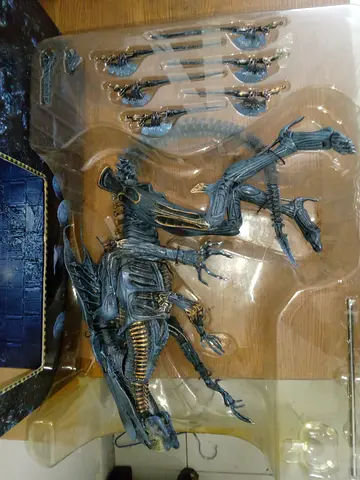 Alien Queen Deluxe Action Figure