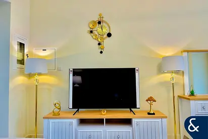 FULLY FURNISHED | MODERN | AVAILABLE IN MAY