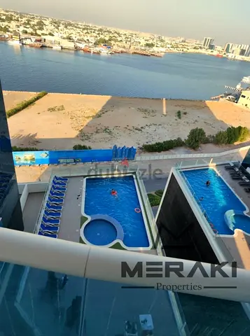 امتلك شقة **غرفة وصالة** *كاش* بإطلالة **مفتوحة بالكامل على الخور**، واستمتع بحياة راقية تجمع بين الهدوء والإطلالة الساحرة والموقع المميز