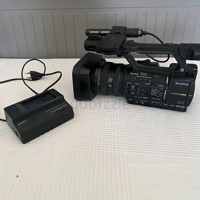 Sony HXR-NX5E NXCAM Professional Camcorder with heavy duty battery.