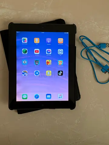 Apple iPad 2 super clean device perfect for kids and watching movies with Charging Cable