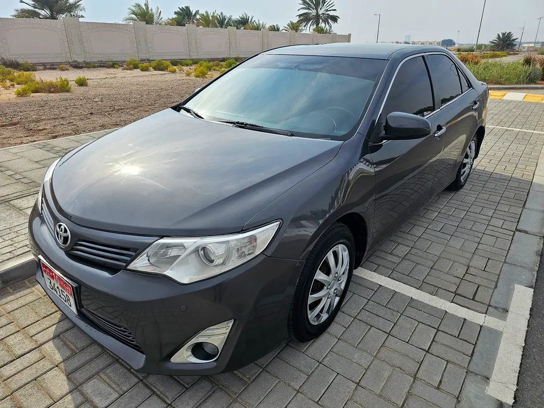 Toyota Camry 2015 — photo 1 of 20