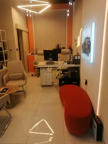 متجر واسع التصميم، مجهز بالكامل، جاهز للتسليم غدًا