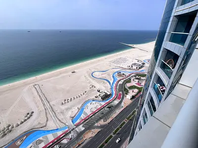 شقةغرفتين وصالة  للإيجار السنوي من أجمل أبراج عجمان –( أبراج الكورنيش - الرزدينس )  إطلالة مميزة علي البحر وموقع راقي للسكن  - تشطيبات راقية جدا  -