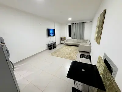 شقة مفروشة ثاني ساكن بموقع مميز على كورنيش عجمان. شاملة الفواتير والإنترنت.