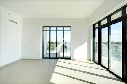Lake And Emirates Hills View | L Shaped Balcony