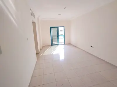 شقة واسعة مكونة من غرفتين وصالة مع عدد 2 حمام | شرفة | مبنى عائلي | جاهزة للسكن