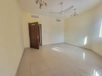 Spacious 1bhk flat wiht 2 bathroom central ac& gas family building near to rolla park only 28k