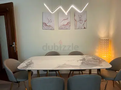 للبيع طاولة سفرة ماربل من Home Box مع 6 كراسي بحالة ممتازة + ثريا Zigzag هدية Marble dining table fr